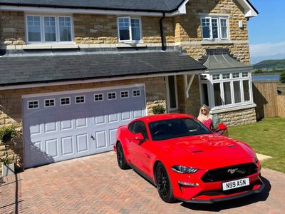 Modelo inglesa compra casa y auto deportivo con sus ganancias en Only Fans