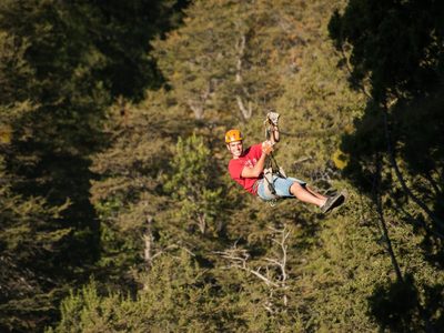 La otra atracción de Bariloche: canopy en el Cerro López, una forma de volar entre los árboles