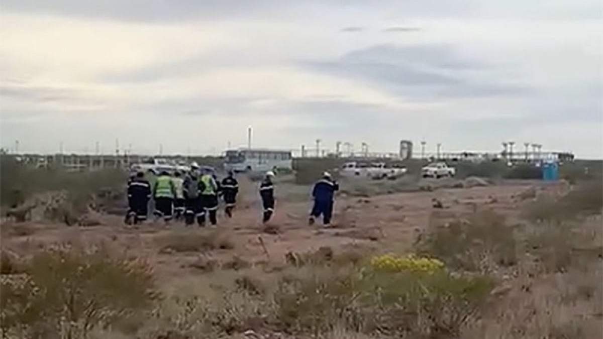 Momento en que los operarios de YPF deben abandonar el predio, expulsados por mujeres mapuches. Fuente: (El Digital Neuquén)