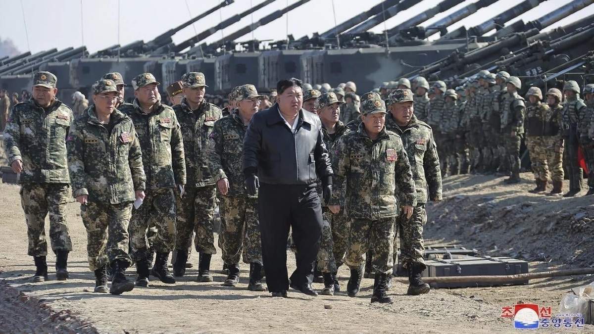 El líder norcoreano supervisa ensayos militares el 7 de marzo de 2024