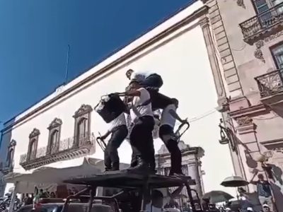 Se caen policías que realizaban una pirámide sobre una patrulla en Zacatecas (Video)