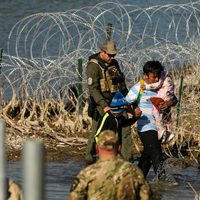Patrulla Fronteriza de EU debe atender a niños migrantes que esperan en campamentos, dice jueza
