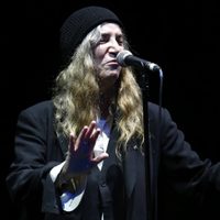 Patti Smith se disculpa por cancelar un espectáculo tras desmayarse en el escenario en Brasil
