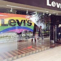Denuncian presunta censura de publicidad gay en plaza comercial de Zapopan