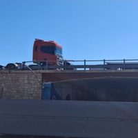 Un camión desbarrancó del Acceso Este y cortó Cañadita Alegre