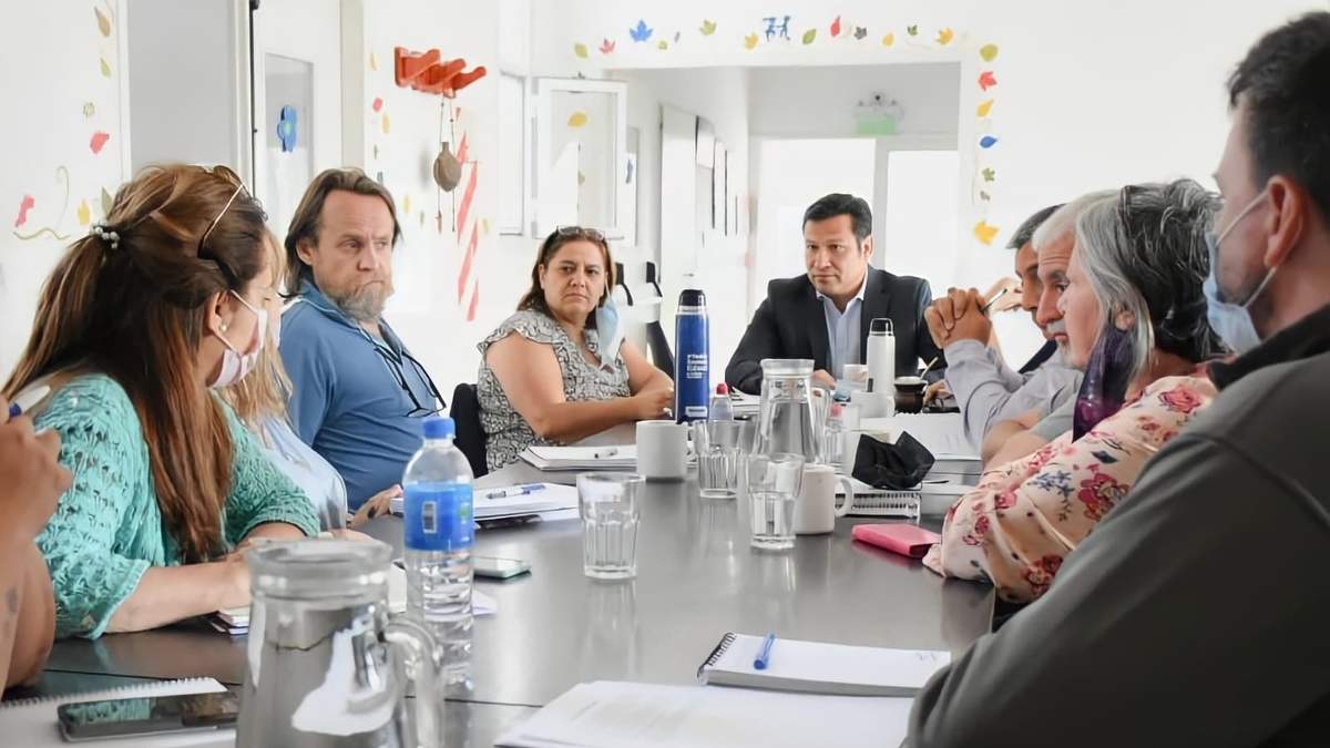Delegados de la ATEN y funcionarios provinciales. Fuente: (@OLlancafilo)