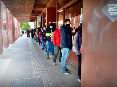 Qué sucedió: larguísima fila de personas en el centro de Bariloche