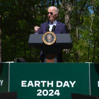 En el Día de la Tierra, Biden anuncia subvenciones para proyectos solares