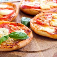Hacé 12 pizzetas saborizadas con solo medio kilo de harina y este recetón para quedar de 10 en tus juntadas