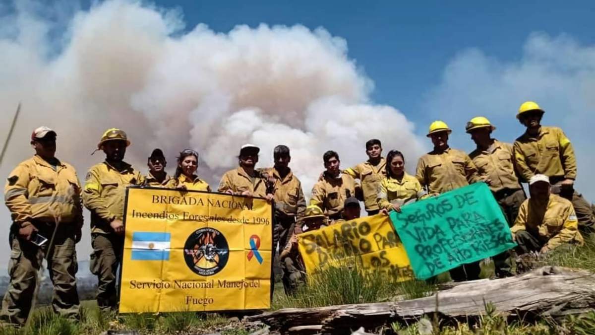 Brigadistas reclaman mejoras laborales en Bariloche. Fuente: (Twitter)
