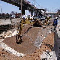 Reparan “grieta geológica” que se formó en el Puente de la Concordia en Iztapalapa