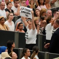 Manifestantes de PETA interrumpen audiencia papal y le exigen que condene la tauromaquia