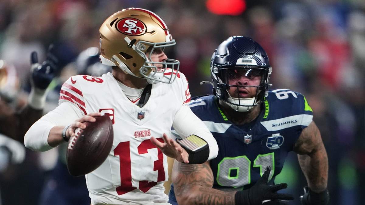 El quarterback de los 49ers de San Francisco Brock Purdy busca a quién lanzarle el balón en el encuentro divisional ante los Seahawks de Seattle el sábado 17 de enero del 2026