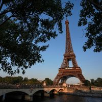 Joven mexicana sufre agresión sexual tumultuaria en parque de la Torre Eiffel