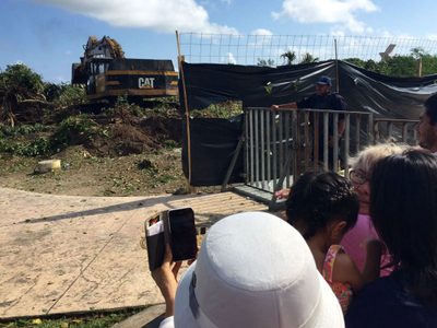 Con resguardo de policías, reanudan devastación de manglar para obras en Cancún
