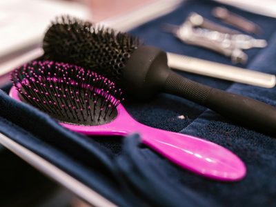 ¿Querés un cambio pero sin arriesgar mucho? Estos 5 cortes de pelo midi con capas son para vos
