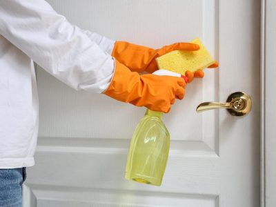 De no creer: el truco efectivo y súper económico para blanquear tus viejas puertas blancas en minutos