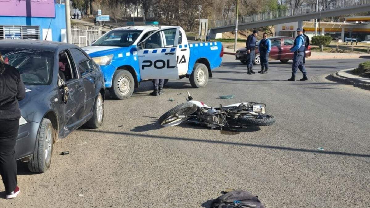 Los dos vehículos involucrados en el choque en la ruta 7.Fuente (Centenario Digital)
