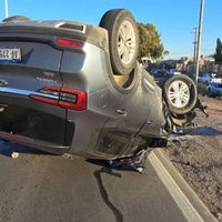 Tres vehículos colisionaron en un cruce provincial y uno terminó volcado tras una maniobra fallida