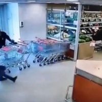 Empleado frustra robo y noquea a delincuente con una Coca Cola