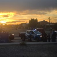 Trastabilló al cruzar la calle y murió embestido por un colectivo en el Oeste de Neuquén