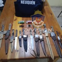 Por amenazas en Villa Traful, secuestraron un verdadero arsenal de armas blancas