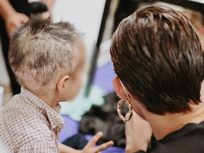 Mariana Rodríguez se corta el cabello en solidaridad con niño con cáncer