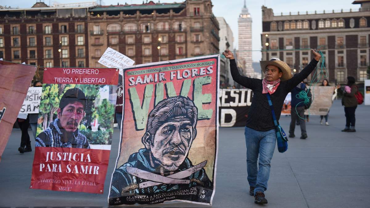 Simpatizantes del EZLN y activistas de Morelos, se manifestaron a las afueras del Palacio Nacional para exigir Justicia por el asesinato del activista Samir Flores