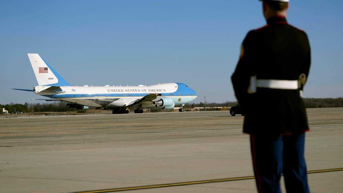 El Air Force One, con el presidente Donald Trump a bordo, parte de la Base Conjunta Andrews, Maryland