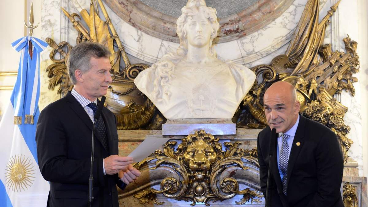El expresidente Mauricio Macri junto al exdirector de la Agencia Federal de Inteligencia, Gustavo Arribas. Fuente: (Twitter)