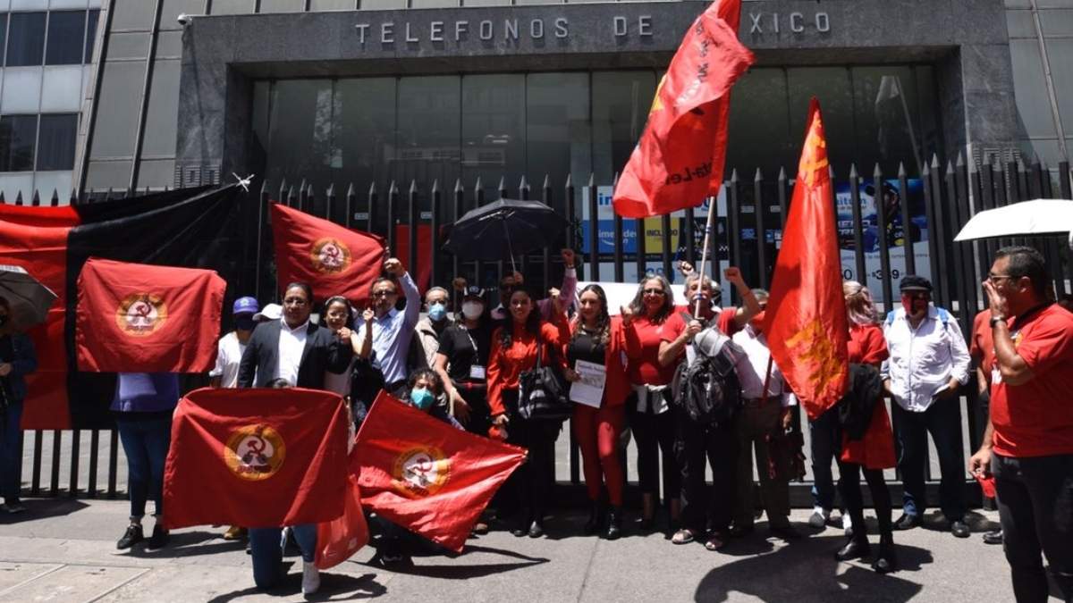 Huelguistas en la sede de Telmex