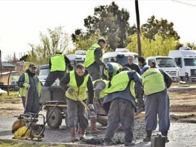 En su primer día como intendente de Plaza Huincul, Claudio Larraza, recorrió obras de bacheo