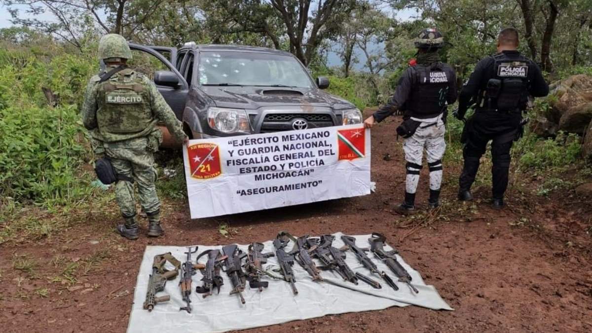 Armas y un vehículo baleado asegurado por la Sedena y la policía de Michoacán