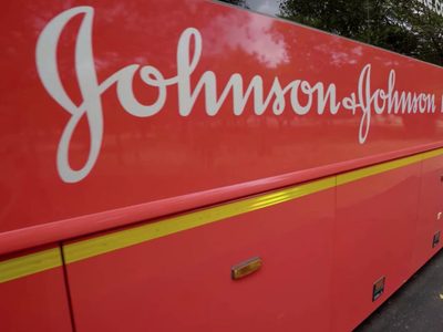 Johnson & Johnson pagará 2 mil 100 mdd por daños y perjuicios causados por talco cancerígeno