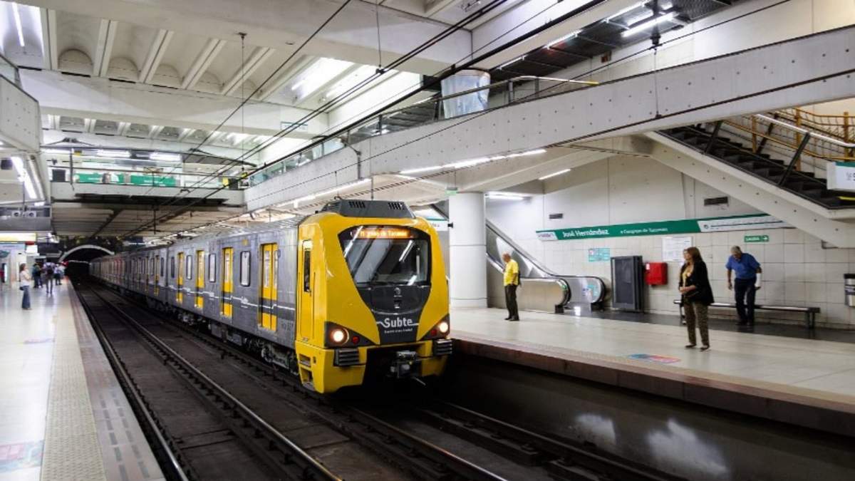 Los usuarios se quejan por los fuertes aumentos a la tarifa del subte. Fuente: (Twitter)