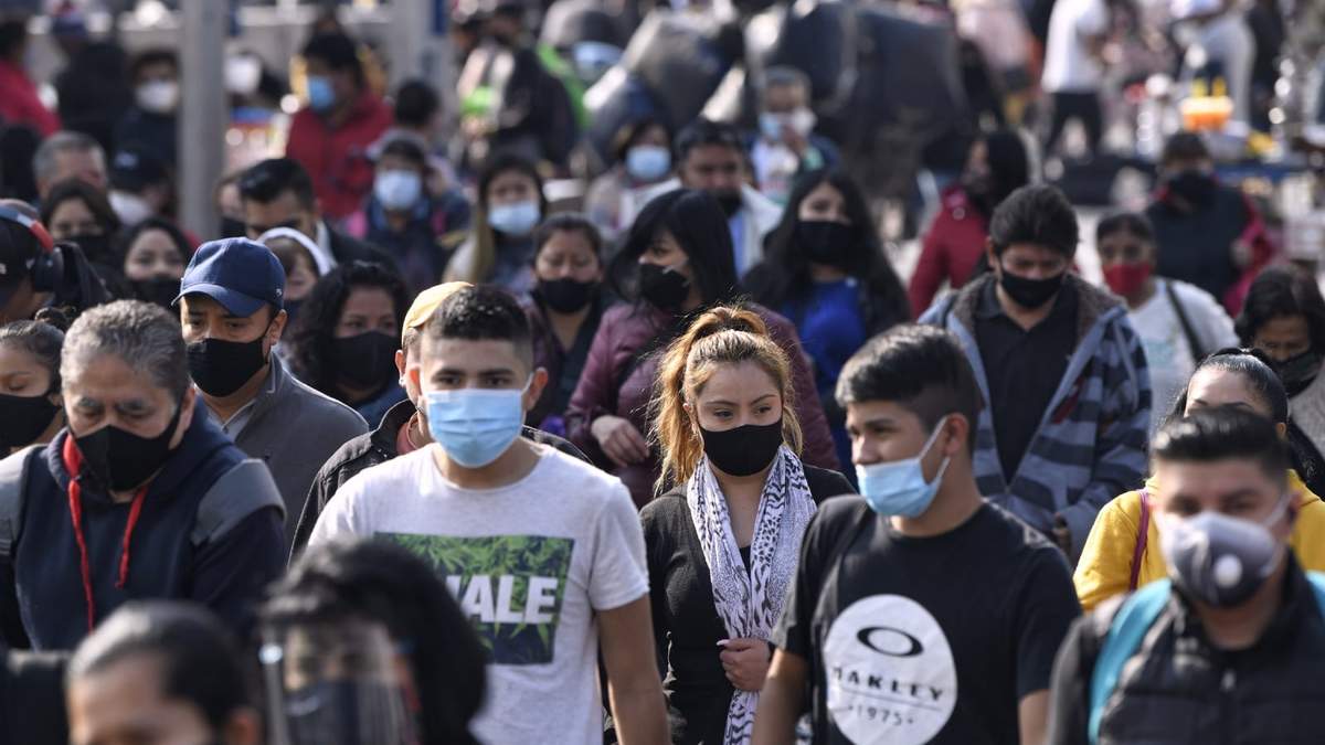 Personas con cubrebocas en el Centro Histórico de la Ciudad de México