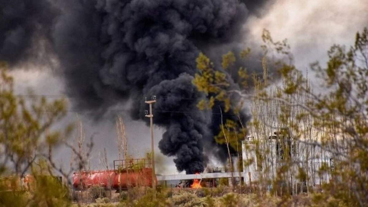 Siniestro en la refinería de NAO en Plaza Huincul. Fuente: (Reuters).