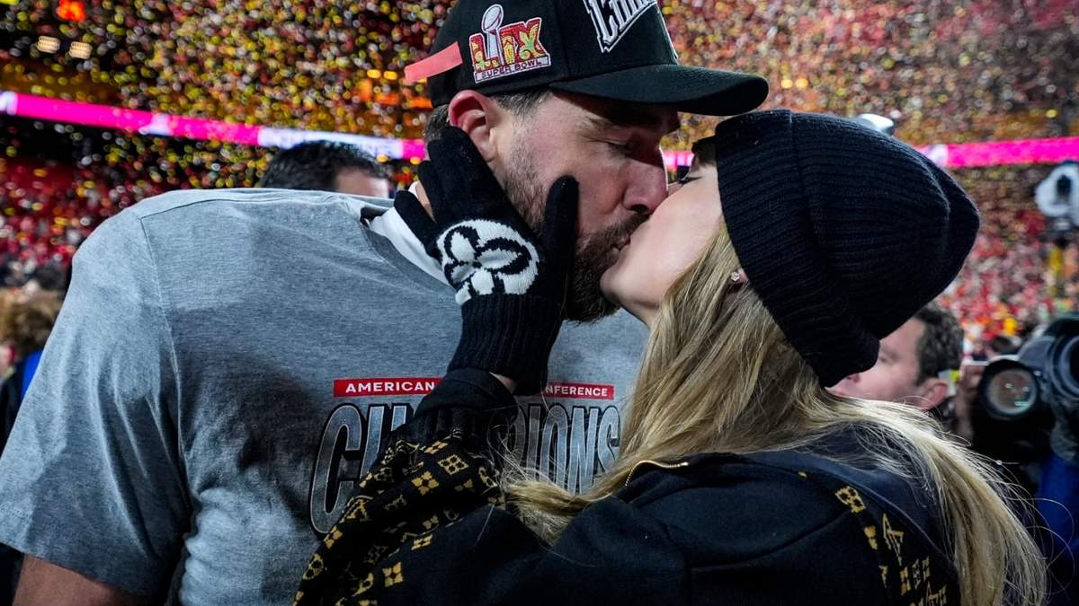 El ala cerrada de los Chiefs de Kansas City, Travis Kelce, y Taylor Swift se besan después del partido de la NFL por el Campeonato de la AFC contra los Bills de Buffalo, el domingo 26 de enero de 2025, en Kansas City, Missouri