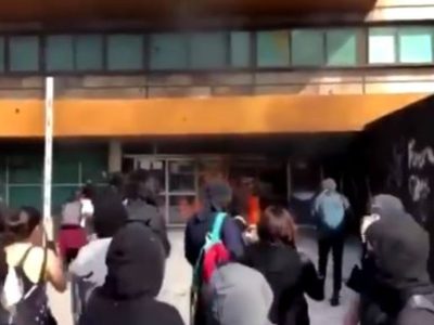 Tras marcha pacífica contra el acoso en la UNAM, encapuchados vandalizan la Torre de Rectoría