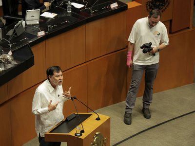 Revelan pagos del Senado al camarógrafo de Noroña por un millón 240 mil pesos en un año