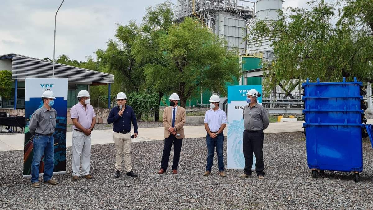 Las autoridades de YPF Luz y Tucumán en el acto. Fuente: (Twitter)