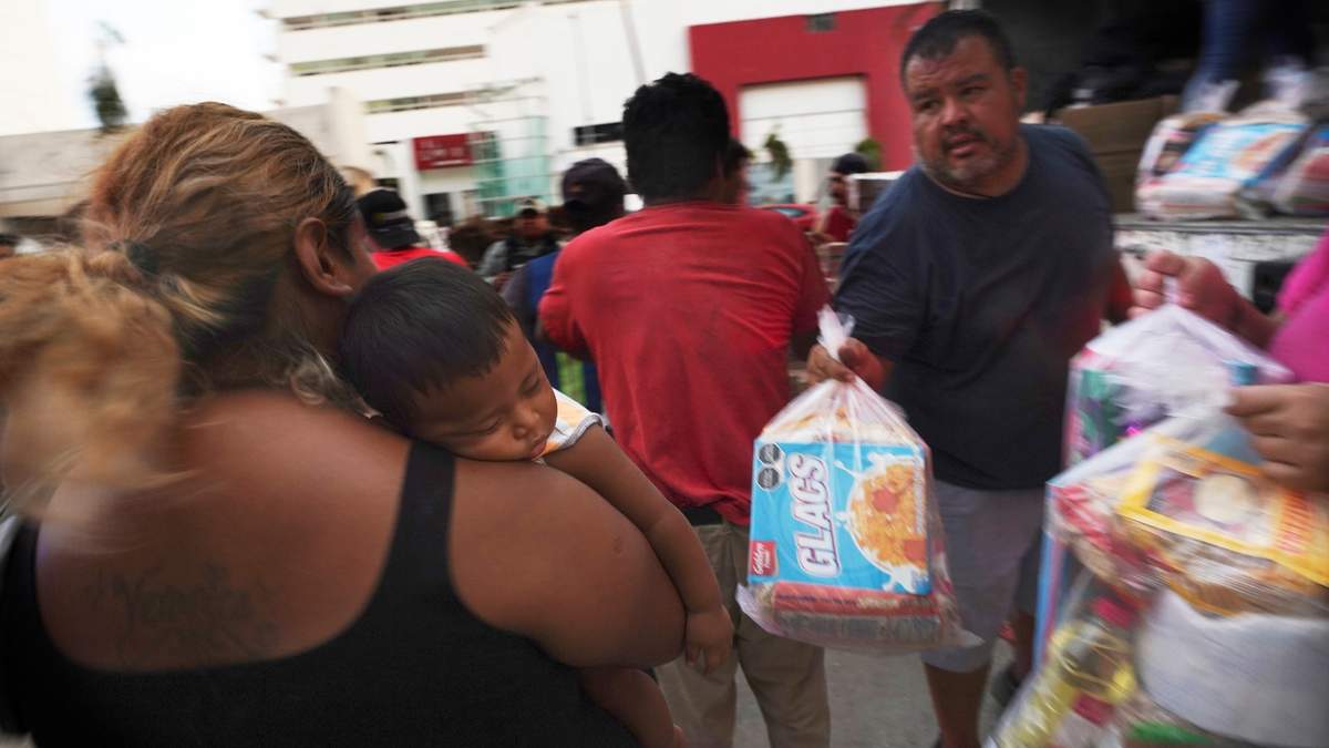 Residentes reciben artículos donados tras el huracán Otis, en Acapulco,