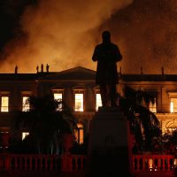 Brasil pierde 200 años de estudio por el incendio que devoró al Museo Nacional