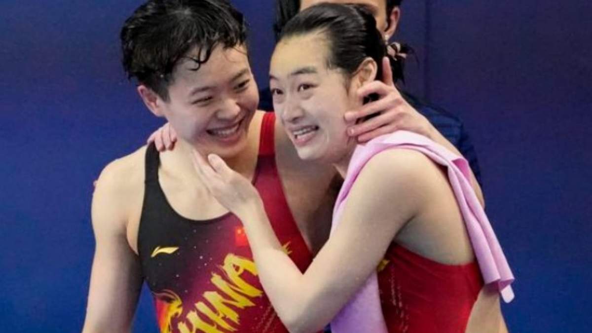 Las chinas Chen Yiwen y Chang Yani Hugh tras competir en el trampolín sincronizado de los Juegos Olímpicos de París, el sábado 27 de julio de 2024, en Saint-Denis, Francia