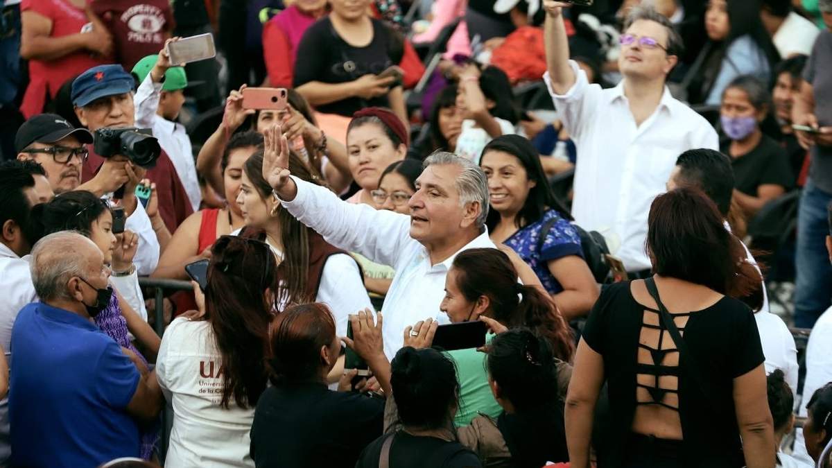 Adán Augusto en una de las llamadas "asambleas informativas" en el Edomex