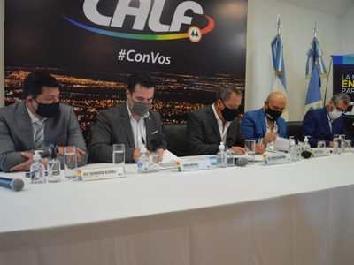 Darío Martínez firmó con la Cooperativa CALF un acuerdo clave para la electricidad de Neuquén