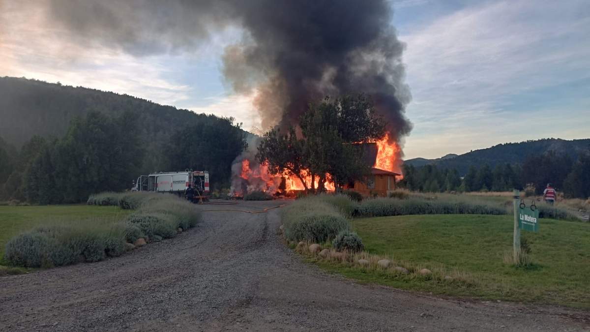 El incendio consumió por completo el edificio del Club House. Fuente: (Facebook)