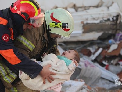 Madre y su bebé son rescatados tras 29 horas bajo los escombros de un edificio en Turquía (Video)