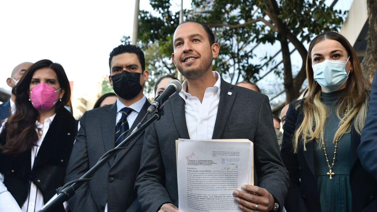 Marko Cortés, líder nacional del PAN y correligionarios frente a la FGR