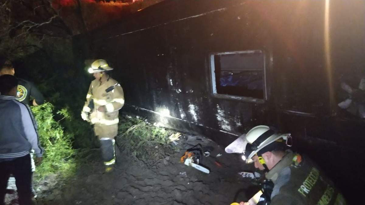 El autobús que cayó a un barranco en la carretera libre Valle de Guadalupe-Jalostotitlán